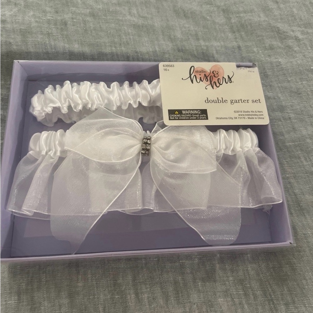 Off White Double Garter Set with Bow